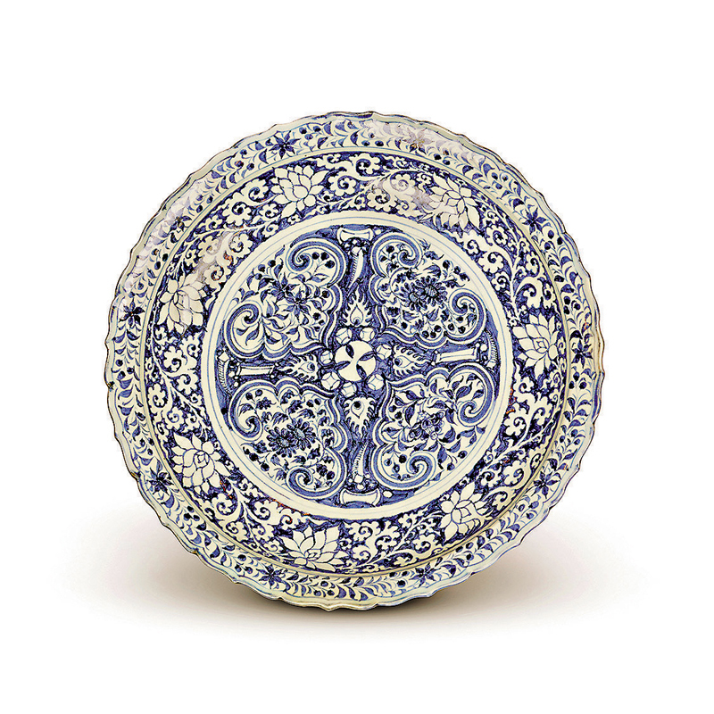 ◆元藍地白花如意開光花卉紋菱口折沿大盤