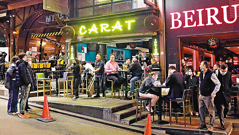 ◆酒吧業界指港人疫後減少「夜蒲」，故生意額未必會有增長。圖為蘭桂坊酒吧。資料圖片