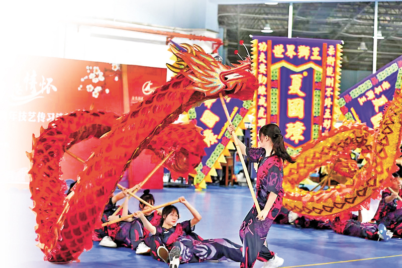 ◆ 訓練青少年舞龍。受訪者供圖