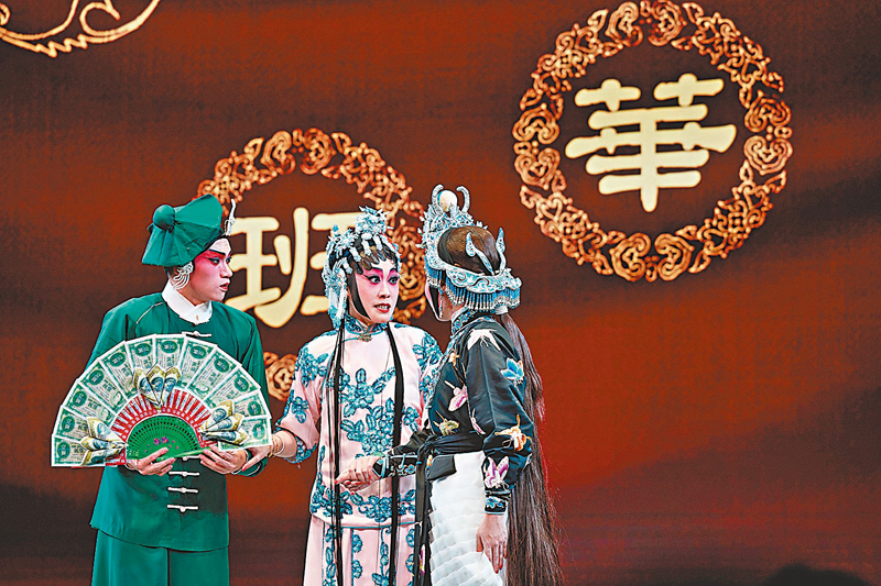 ◆演出中加入不少神秘道具，展現舊時觀戲傳統。 西九文化區管理局提供