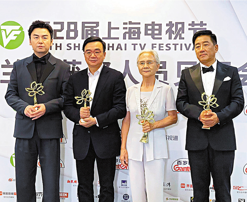 ◆出爐視帝雷佳音(左一)與《人世間》其他3位得獎人合照。