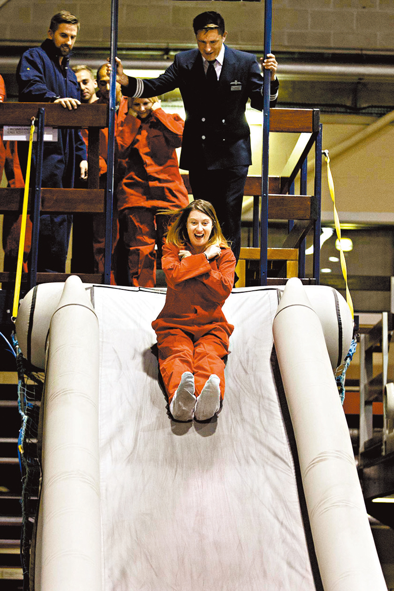 ◆圖為英國航空的訓練課程中教授正確的瀡逃生梯姿勢。 資料圖片