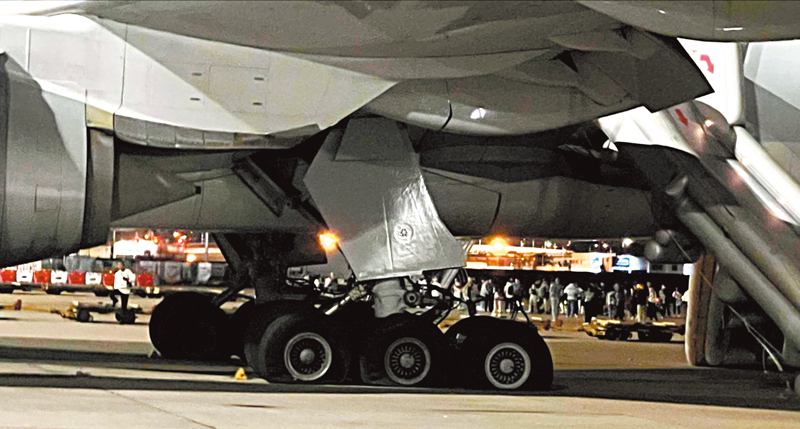 ◆肇事客機的一組機輪疑似爆胎。