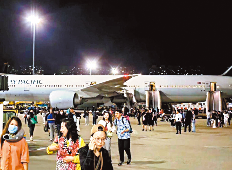 ◆乘客逃離機艙後，在停機坪集合等候返回候機大樓。