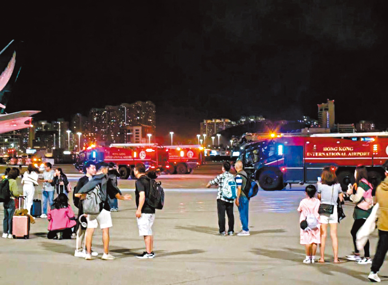 ◆網上圖片可見有不少乘客帶着隨身行李逃生。