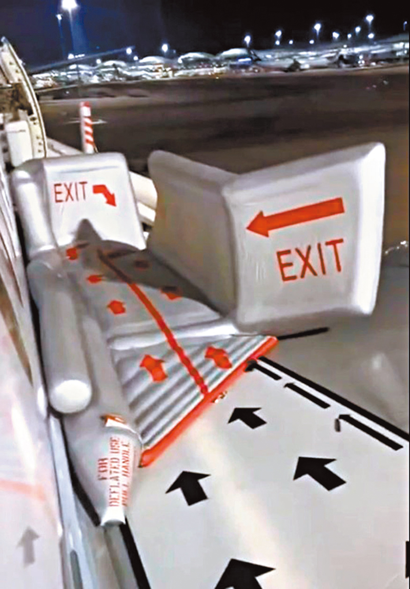 ◆內地女乘客拍下機翼上方逃生門外的逃生滑梯已打開。