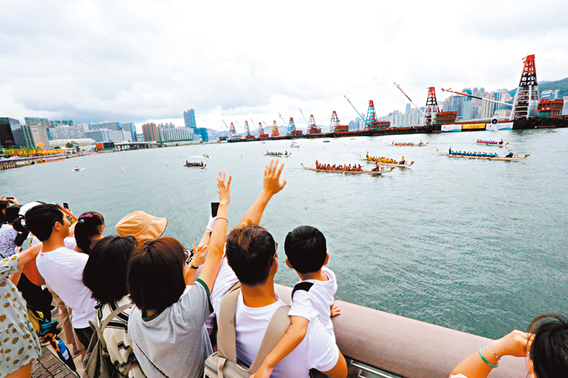 ◆維港沿岸昨日人山人海，香港市民及旅客一起為支持的隊伍打氣。 香港文匯報記者北山彥  攝
