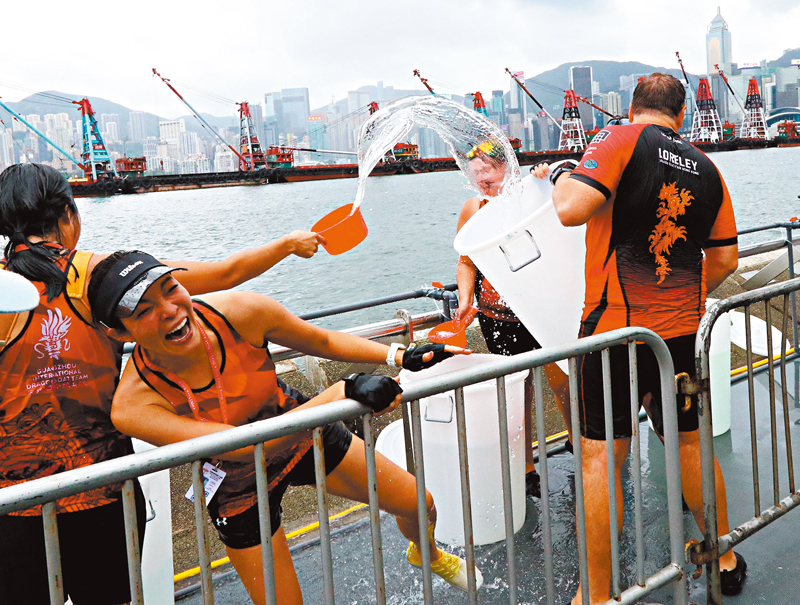 ◆烈日當空，參賽選手不忘潑水玩樂。 香港文匯報記者北山彥   攝