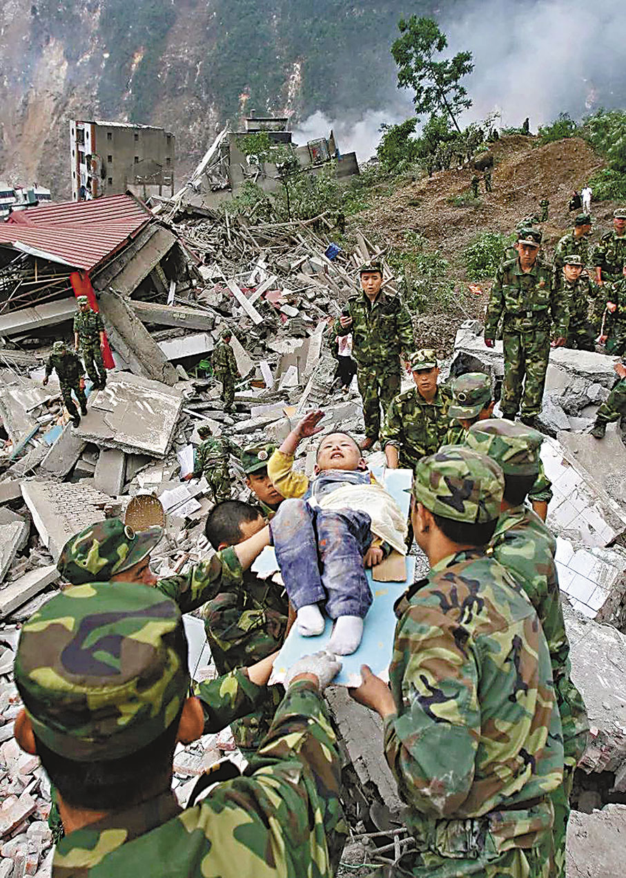 ◆2008年，從地震廢墟中得救的郎錚只有3歲，他向解放軍敬少先隊隊禮表示感謝。 網上圖片
