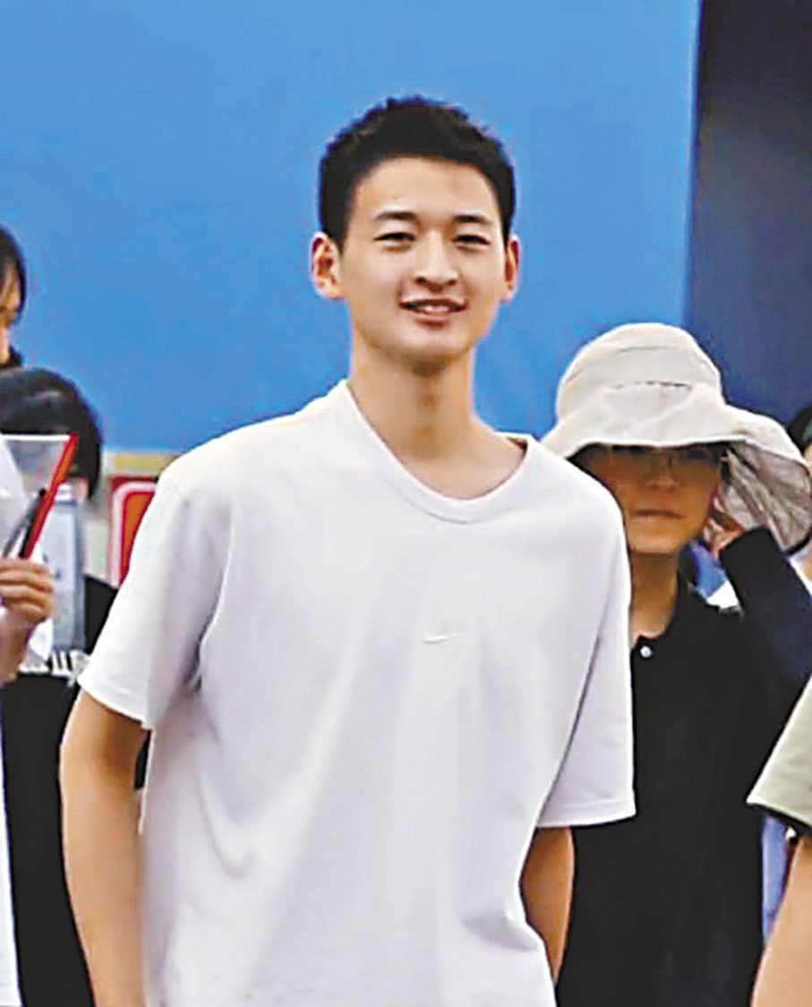 ◆郎錚走出高考考場。 網上圖片