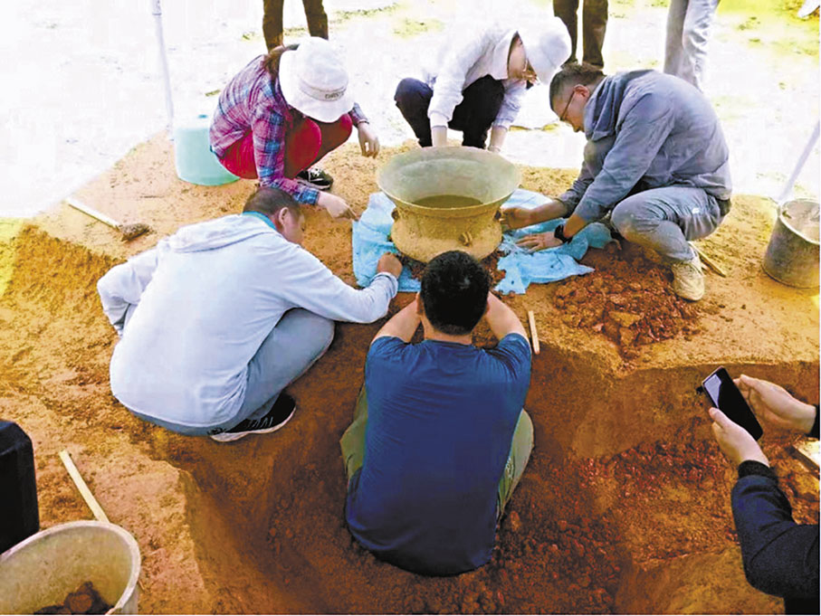 ◆考古隊對戰國墓出土文物進行保護。 香港文匯報廣西傳真