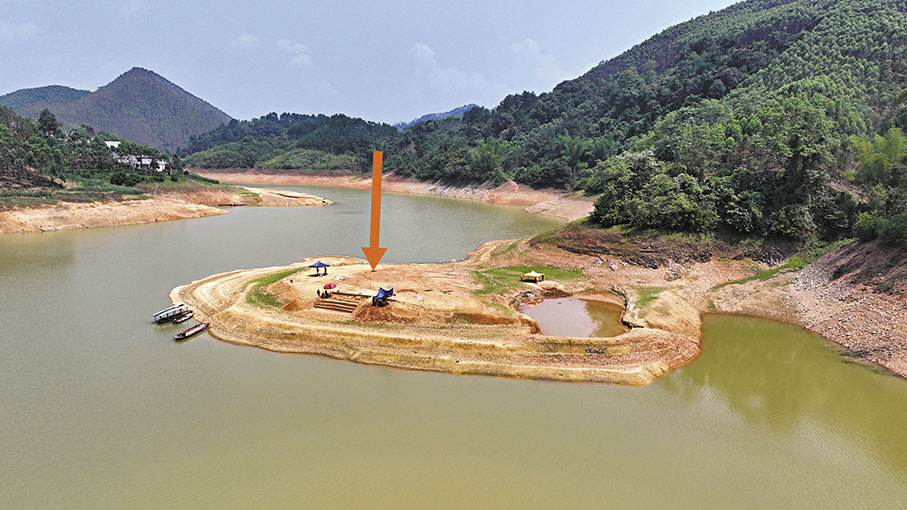 ◆發現戰國古墓的達洪江水庫庫區半島（箭頭處為銅鼓發掘位置）。 香港文匯報廣西傳真
