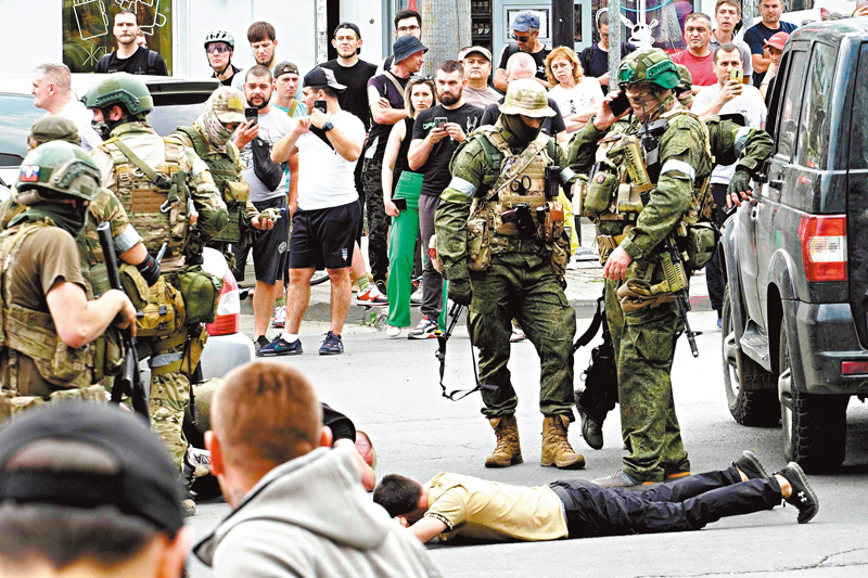 ◆瓦格納士兵在羅斯托夫街頭制服表達不滿的民眾。 法新社