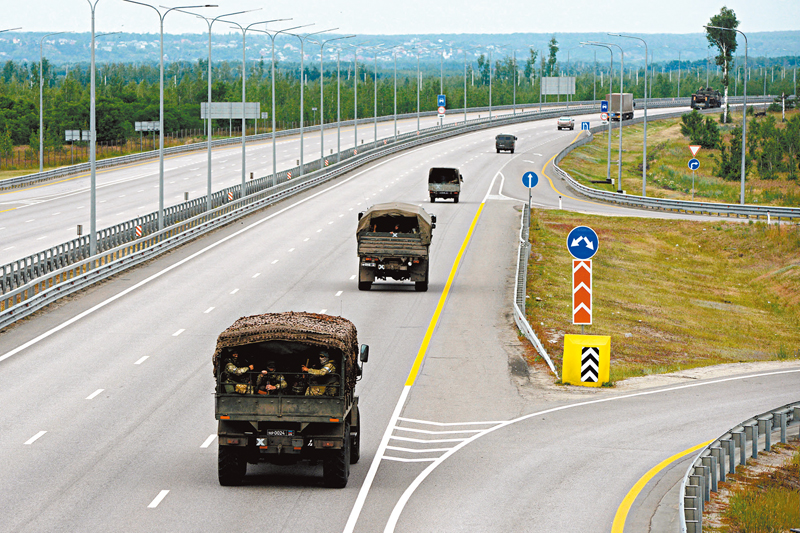 ◆瓦格納集團車隊向莫斯科進發。 路透社