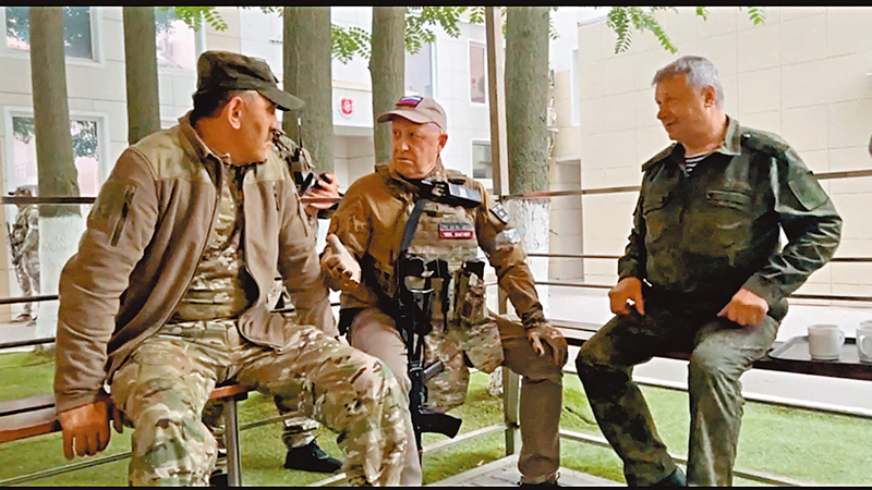 ◆普里戈任（中）昨與兩名俄軍高層見面，包括國防部副部長葉夫庫羅夫（左）。路透社