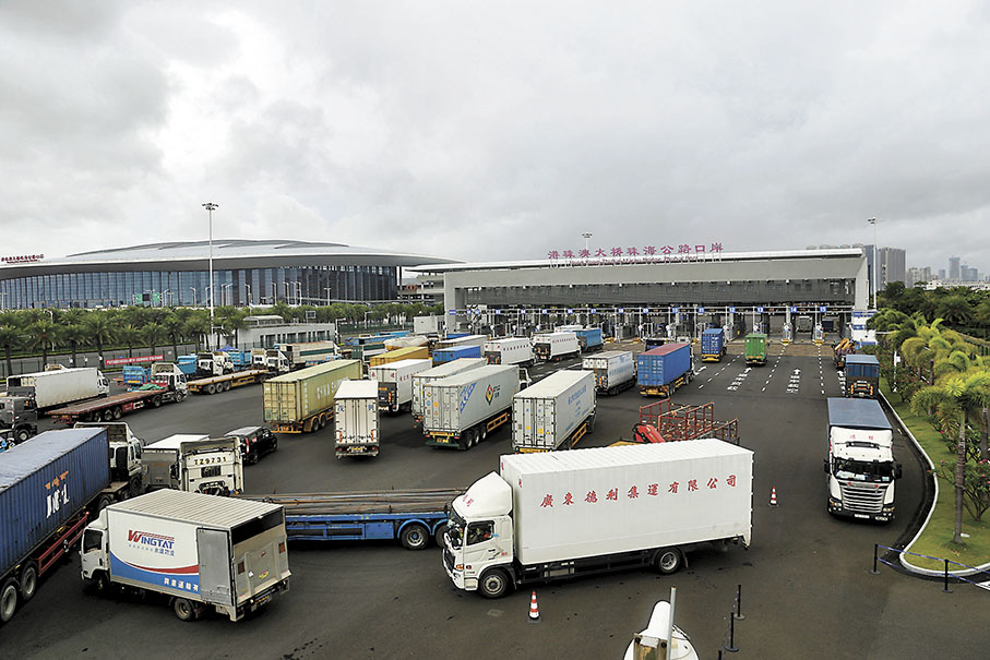 ◆ 「港珠澳大橋經貿新通道」將服務大灣區、輻射粵西、連接內地大西南地區，圖為貨車經大橋珠海口岸。 香港文匯報 珠海傳真