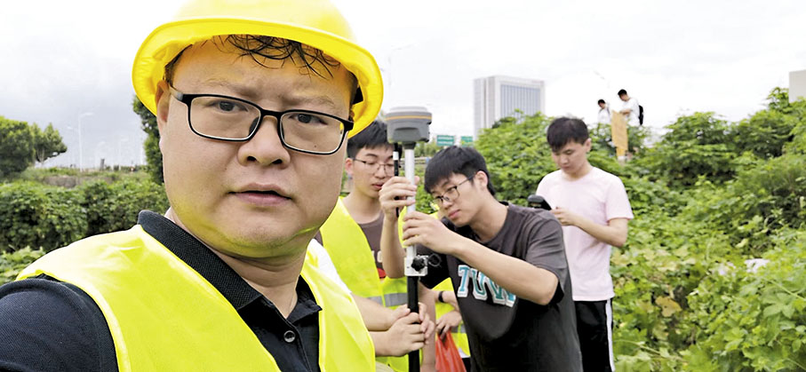 ◆郭帥（左）帶團隊泡在工程一線，解決內地管網遇到的實際問題。 受訪者供圖