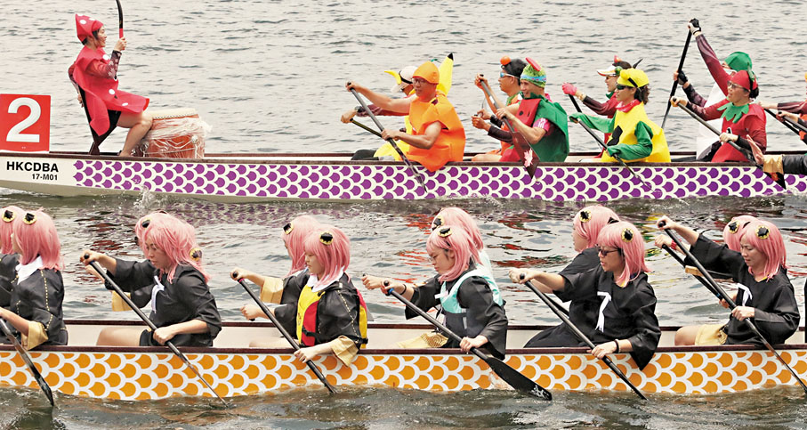 ◆多支隊伍穿上奇裝異服「扮鬼扮馬」，有人扮水果，更有扮成熱門動漫角色，吸引觀眾拍照留念。香港文匯報記者郭木又  攝