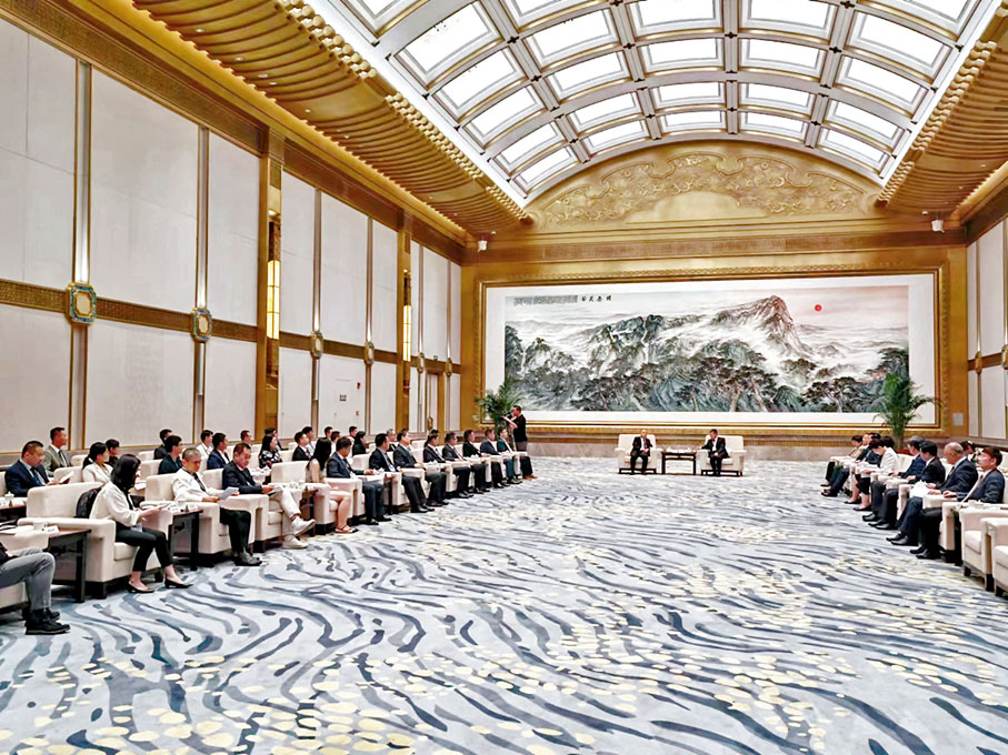 ◆山東省副省長周立偉會見香港教授博士齊魯行主要代表。香港文匯報記者殷江宏  攝