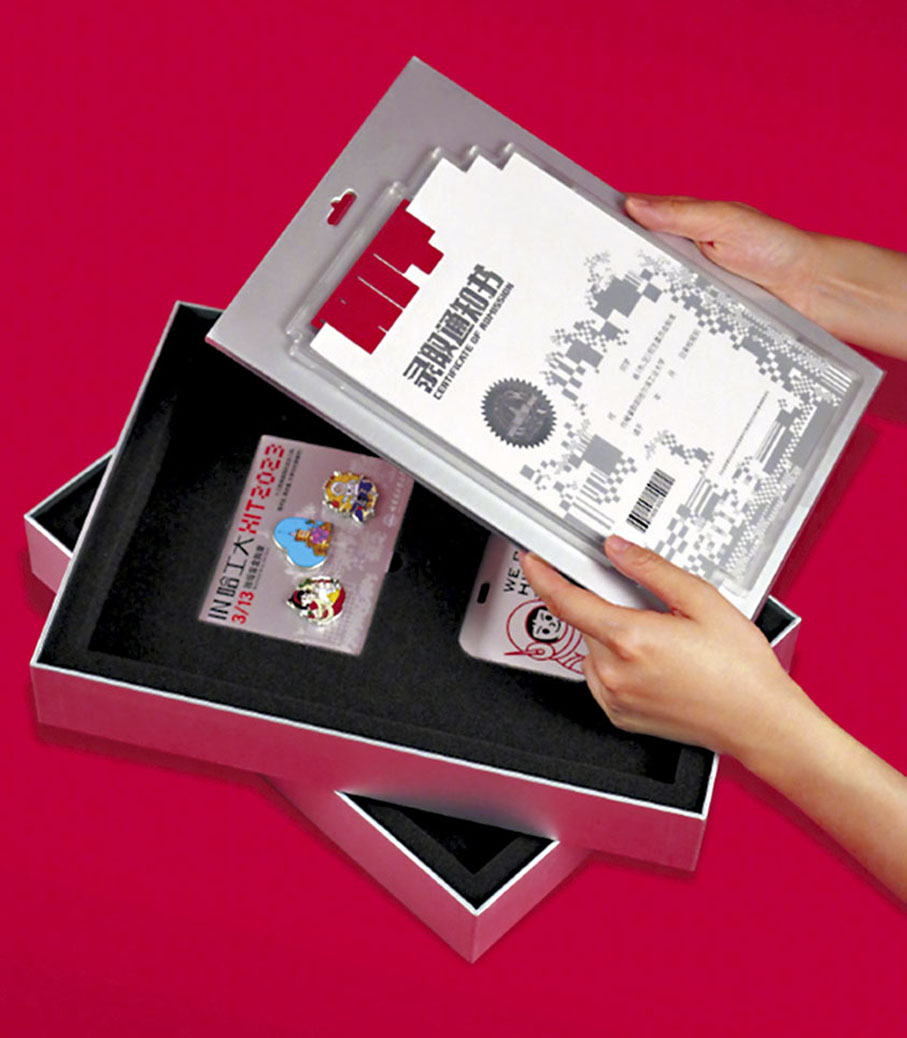 ◆哈爾濱工業大學本科錄取通知書禮盒內含一枚特殊的「HIT」書籤。 網上圖片