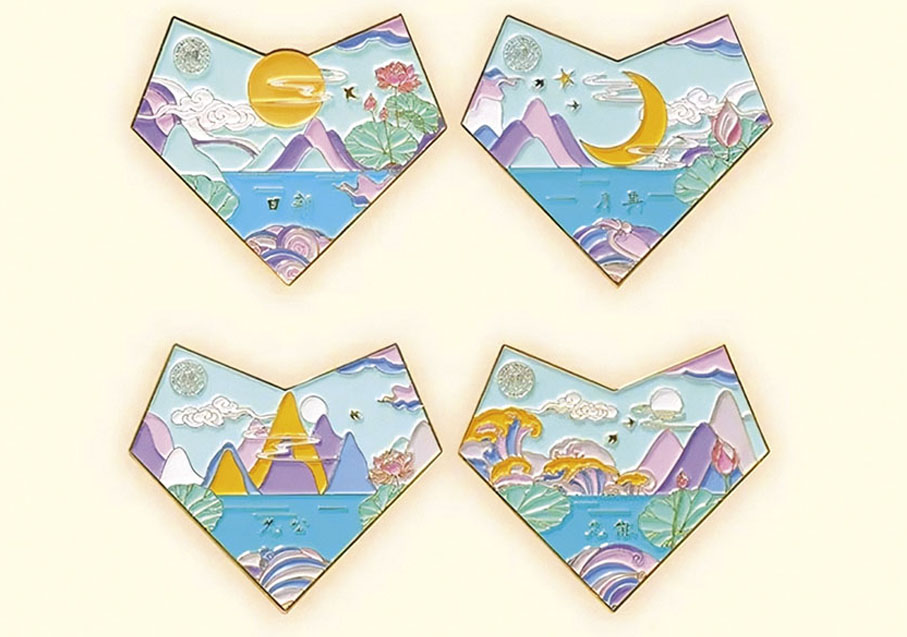 ◆南開大學錄取通知書套裝內有以「日」「月」「山」「海」為主題的心形徽章盲盒四枚。 網上圖片