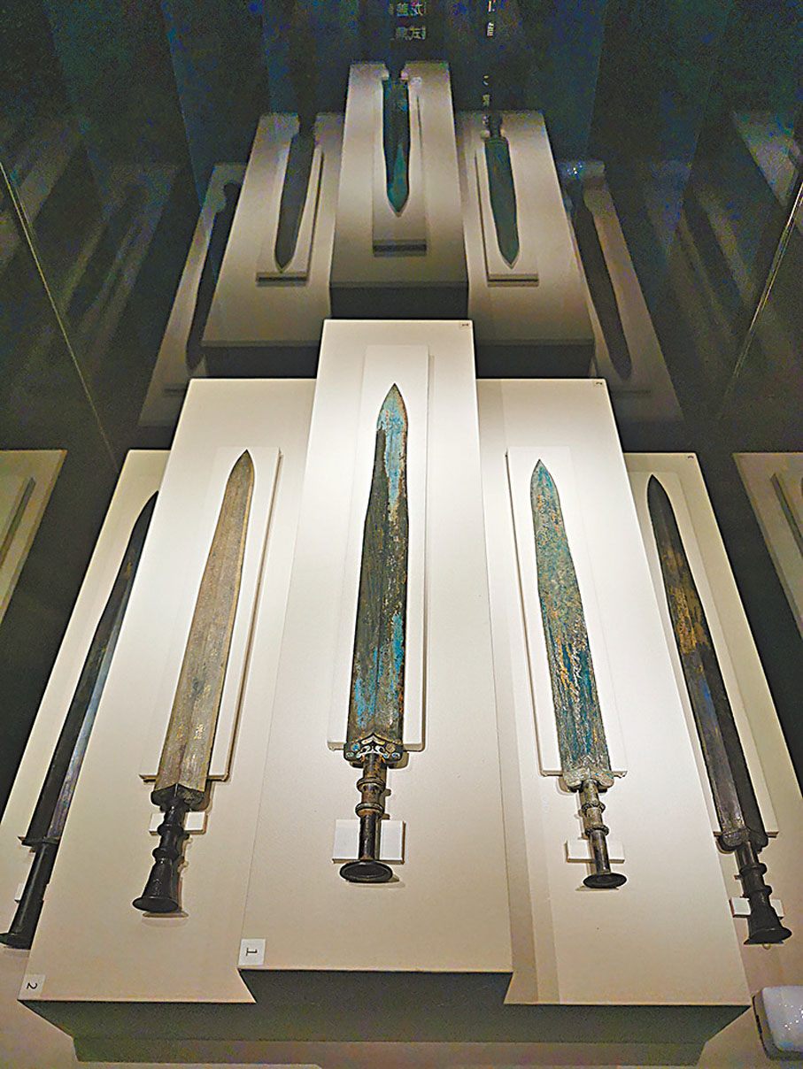 ◆吳越之地超群的鑄劍技術是吳國於春秋晚期爭霸的憑證。圖正中的「吳王夫差劍」歷經千年依然鋒利，當時吳國之鑄劍技術可見一斑。資料圖片