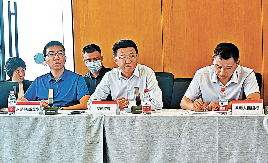 ◆深圳地方徵信平台舉行媒體調研會，會上披露了該平台過去一年經營成果。右二為劉振，右一為劉亞洲。香港文匯報記者李昌鴻  攝