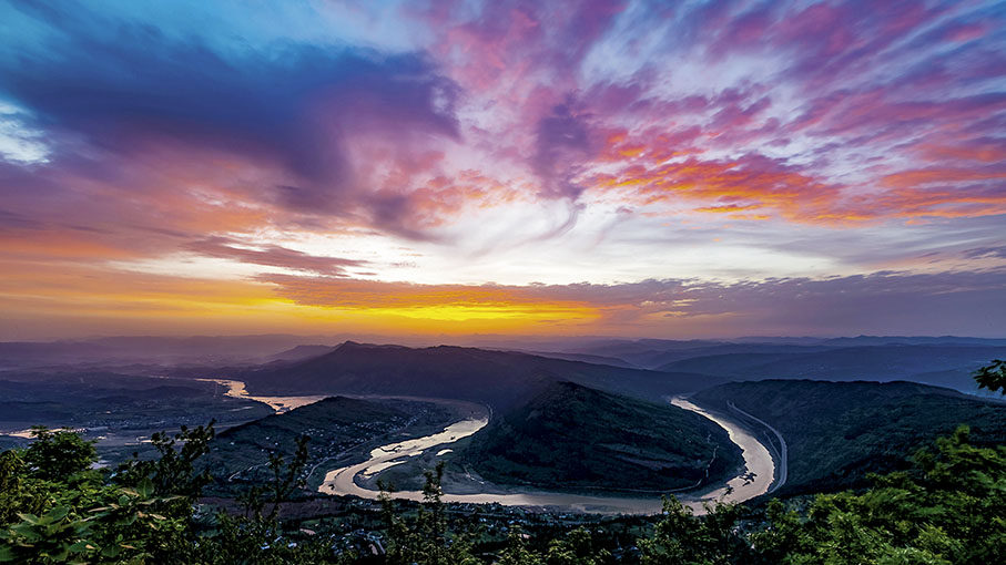 ◆嘉陵江繞城而出，被兩座山分割成「S」狀，形成一幅天然太極圖。