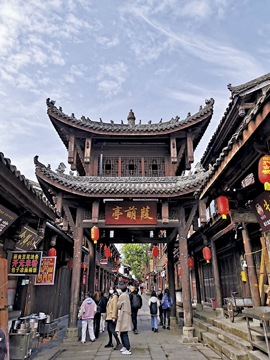 ◆太守街正中的葭萌亭又稱過街亭，全為木質結構。