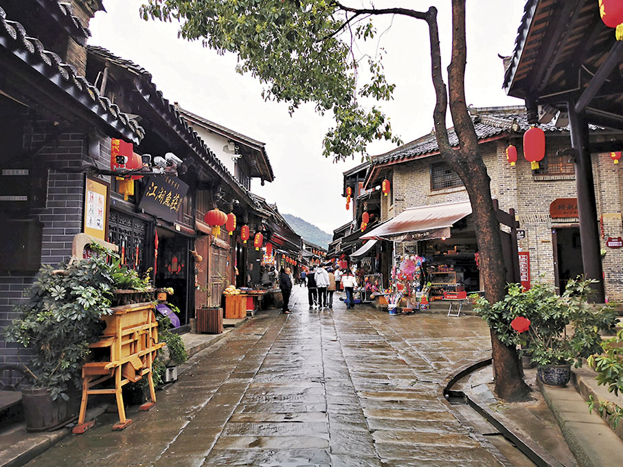 ◆街巷之間「丁」字相連，有着「道路交錯相通，城門不相對」的軍事防禦特色。