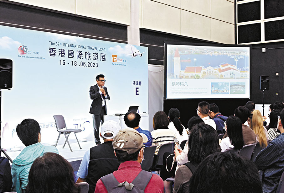 ◆由梁雄奔在旅遊展上推介東澳島旅遊