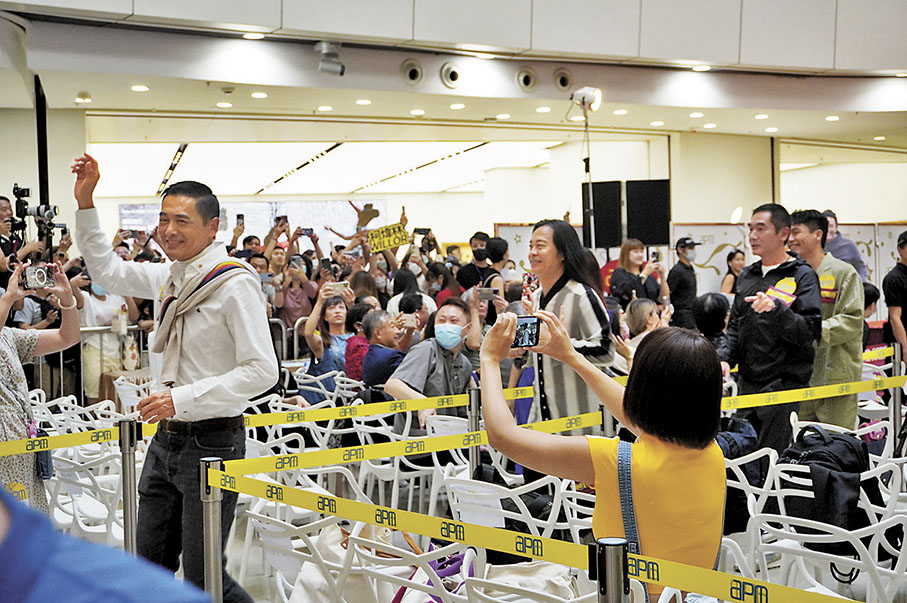 ◆發哥率領一眾演員緩步跑出場。