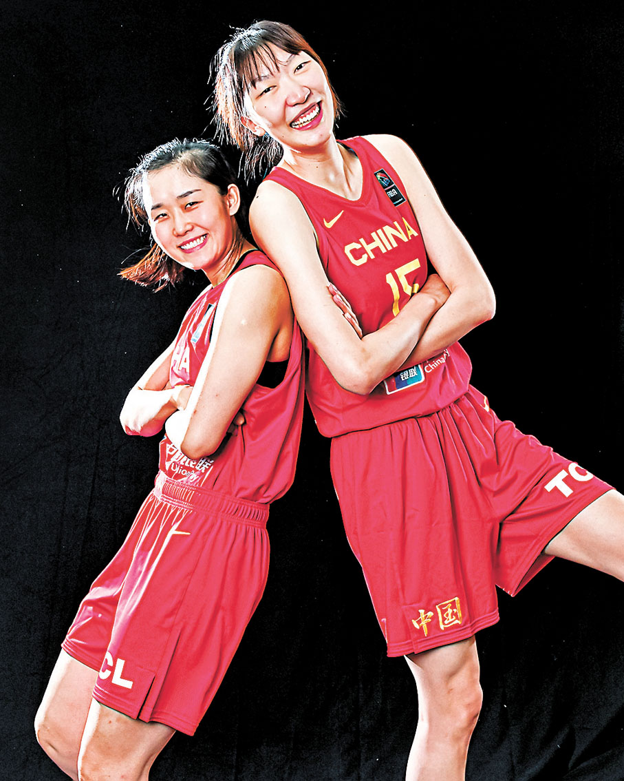 ◆中國女籃隊員潘臻琦（左）與韓旭。微博圖片