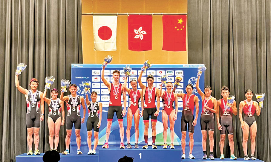 ◆港隊（中）與國家隊 （右）並肩登上頒獎台。 香港三鐵會圖片