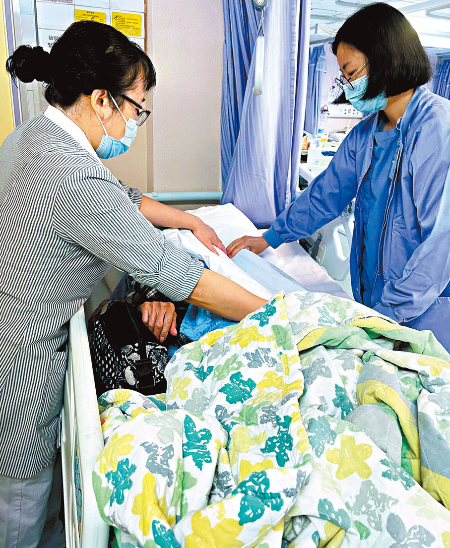 ◆內地護士劉佳麗（右）在沙田醫院交流工作。 醫管局供圖