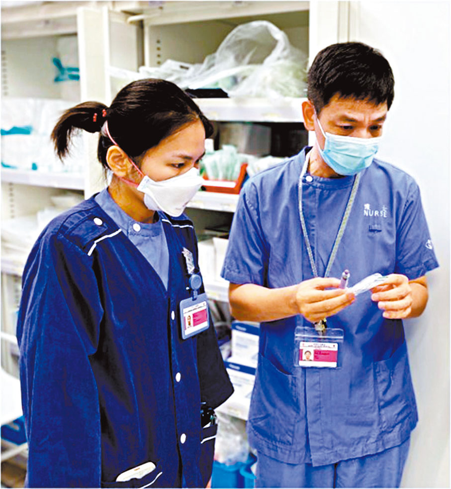 ◆內地護士楊敏菲（左）在伊利沙伯醫院交流工作。 醫管局供圖