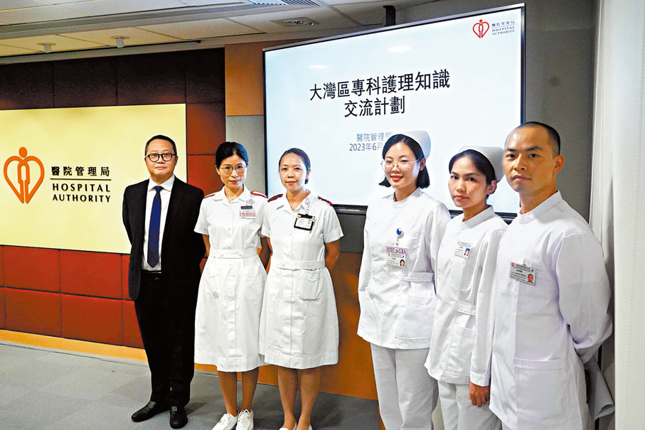 ◆醫管局昨日安排粵港兩地護士與傳媒見面。左起：醫管局代理總護理行政經理梁明、伊利沙伯醫院病房經理（內科）黃美玲、新界東醫院聯網老人科顧問護師史綺雯、廣州中山大學腫瘤防治中心護士劉佳麗、廣東省中醫院護士楊敏菲、惠州市中心人民醫院護士尚昀晛。香港文匯報記者曾興偉  攝