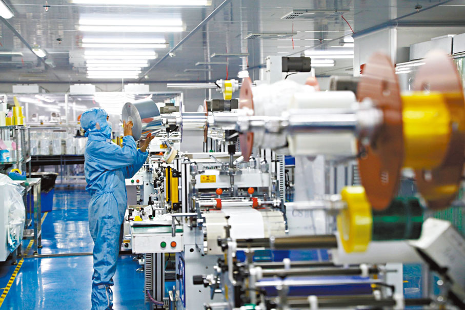 ◆長安鎮立足製造業當家，正衝刺「千億大鎮」。圖為東莞市長安鎮一家電子企業生產車間。香港文匯報東莞傳真