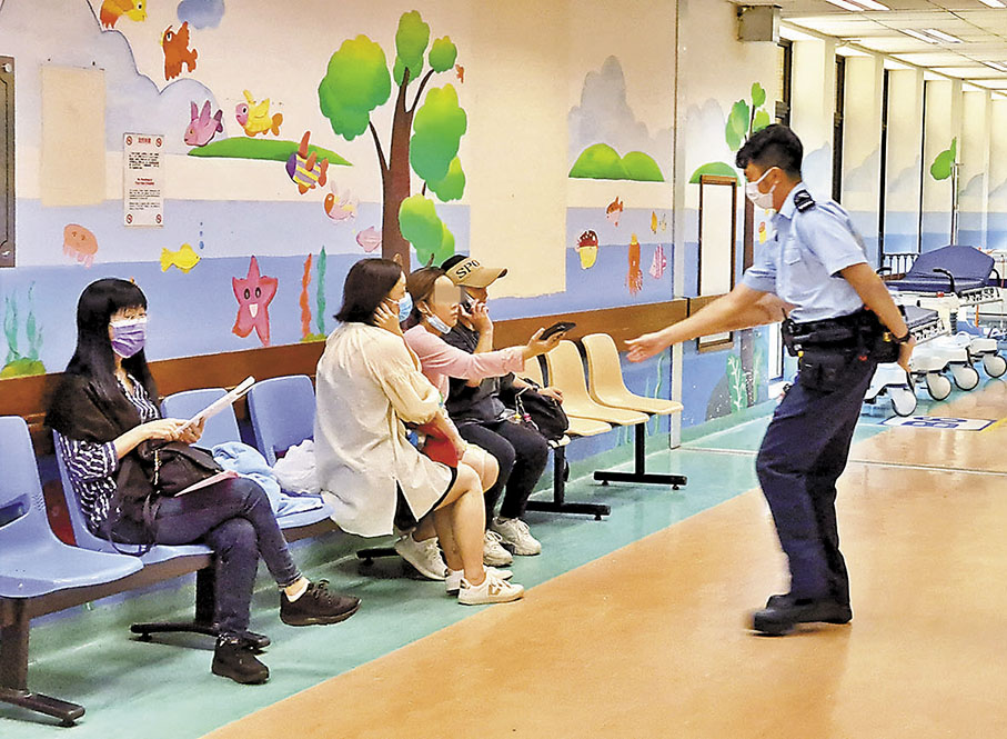 ◆兩名女童的母親（粉紅色衫）昨日再到醫院探望。