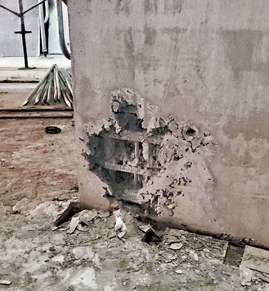 ◆港大西苑重建項目出現石屎剝落，多個結構柱的混凝土出現空洞、鋼筋外露。