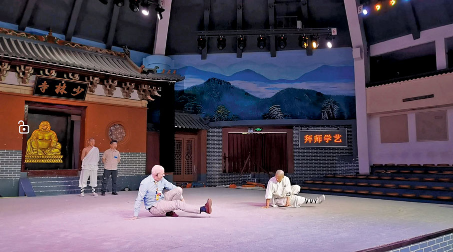 ◆參訪團成員在現場學習象形拳。香港文匯報記者劉蕊  攝