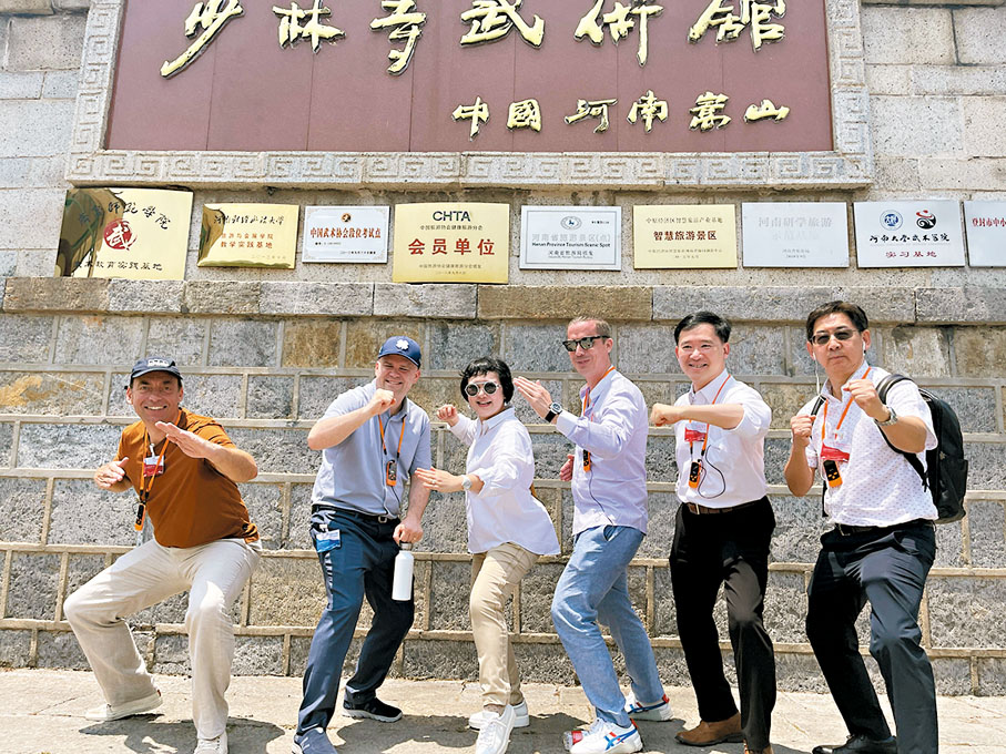 ◆參訪團成員體驗少林功夫。香港文匯報記者劉蕊  攝