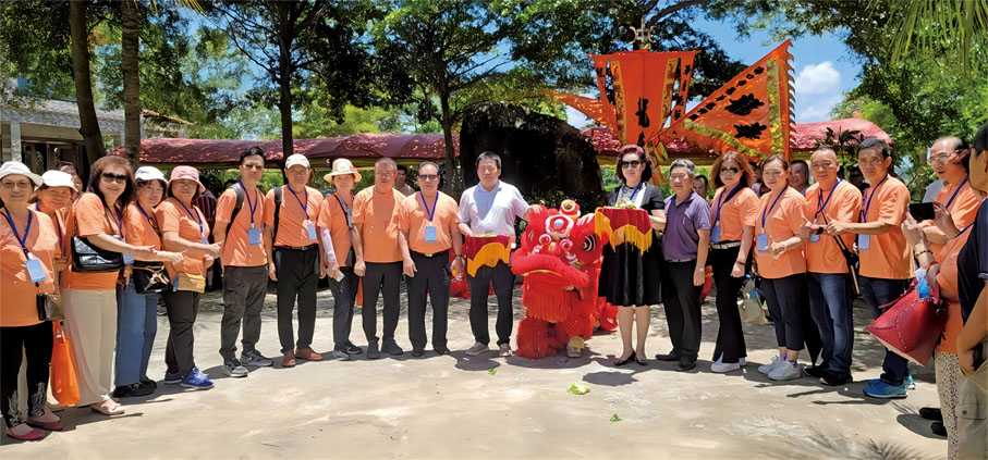◆ 團員們在文教鎮的文星水岸，欣賞歡樂的舞獅表演。