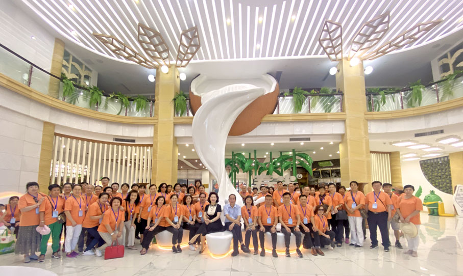 ◆ 團員們在春光食品有限公司參訪。