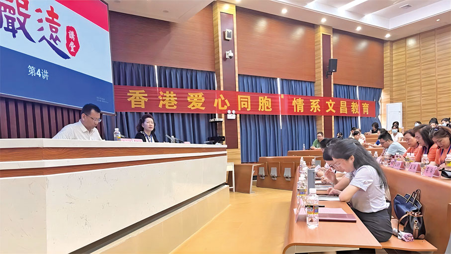 ◆ 在華僑中學，會長符文靜作主題為「國際視野下的家庭教育分享」的發言。以她獨特的視角，分享了國際視野下的家庭教育知識。