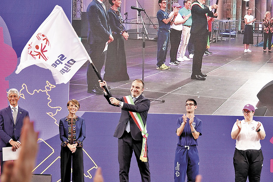 ◆意大利都靈市市長接過特奧會旗，下屆特奧會將於2025年在都靈舉行。 新華社