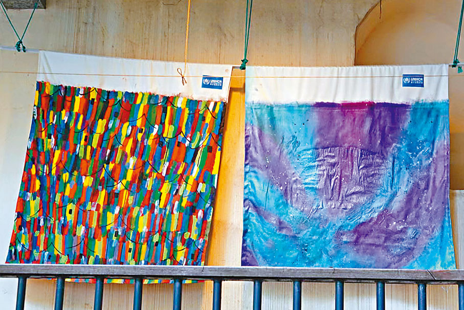 ◆位於藍屋建築群的《Colors of Home》（左）和《Colors of Sky》。