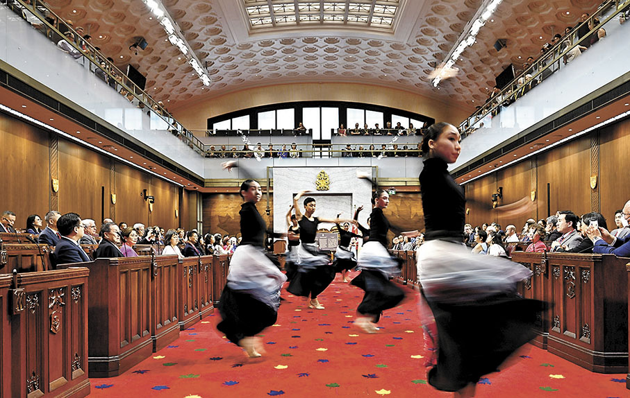 ◆ 芭蕾舞團在排華法案實施100年的國家紀念儀式上表演。 美聯社