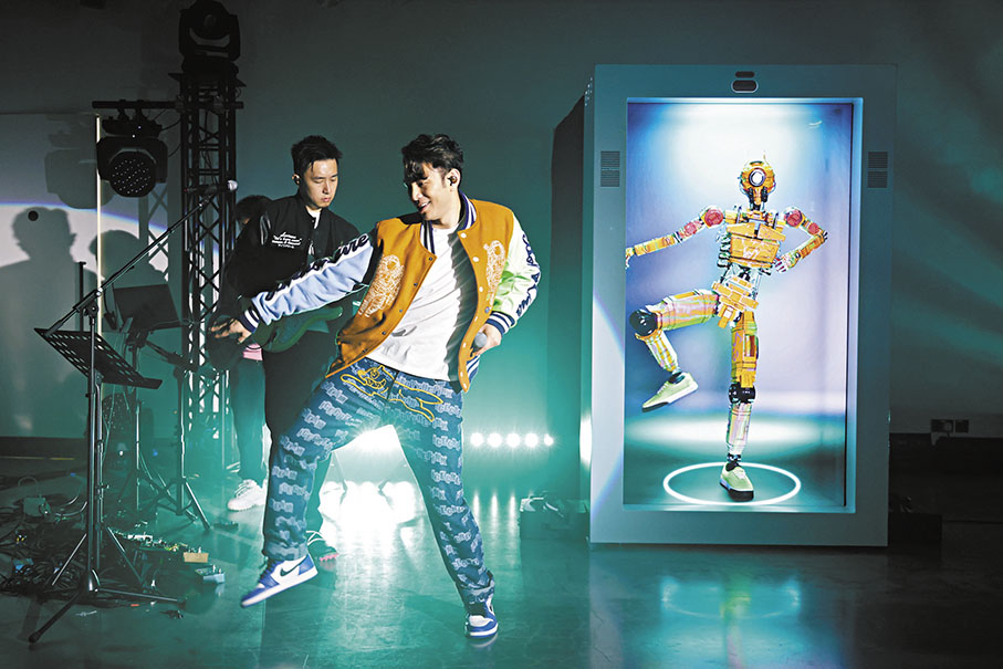 ◆王梓軒與機械人神同步跳舞。