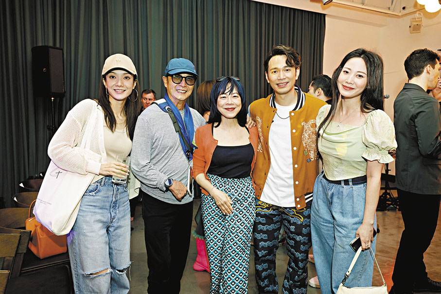 ◆（左起）王君馨、劉松仁、王媽媽、王梓軒與朱晨麗來參觀。